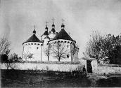 Церковь-замок в Сутковцах с востока