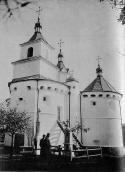 Церковь-замок в Сутковцах с юго-запада