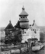 Церковь-замок в Сутковцах с запада