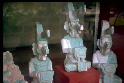 Іл. 255: Відновлені статуетки…