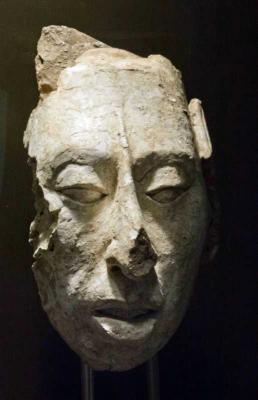 Іл. 328: Скульптурна голова Кан…