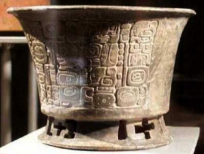 Іл. 345: Гравірована посудина з “Групи…