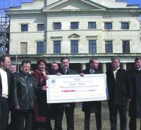 Ф. Шпиг передає символічний чек банку…