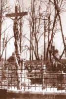 Могила I. Н. Терещенка та його доньки…