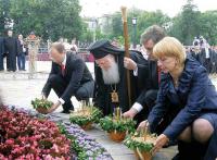 Покладання квітів до меморіального…