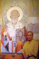 Л.Мешкова біля панно «Св.Миколай»