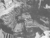 Рис. 2.4.2.1.9. Фундаменти невідомої споруди південніше Пирогощі. За (Івакін,… Рис. 2.4.2.1.9. Фундаменти невідомої…