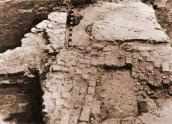 Рис. 2.4.2.2.1.40. Фрагмент кладки вірменської церкви Різдва (Храми Києва, 2001) Рис. 2.4.2.2.1.40. Фрагмент кладки…