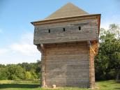 Рис. 2.4.2.3.15. Дерев’яна вежа гетьманської резиденції в Суботові, ХVІI ст.… Рис. 2.4.2.3.15. Дерев’яна вежа…