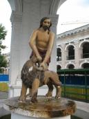 Рис. 2.4.2.4.11. Скульптура Самсона (копія) в однойменному фонтані, суч.… Рис. 2.4.2.4.11. Скульптура Самсона…