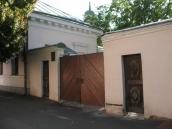 Рис. 2.4.2.6.14. Виїзна брама садиби аптеки Бунге, перша чверть ХІХ ст., вул.… Рис. 2.4.2.6.14. Виїзна брама садиби…