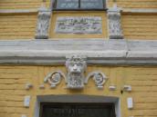 Рис. 2.5.1.46. Ліпні прикраси з макаронами в вигляді голів левів на будинку… Рис. 2.5.1.46. Ліпні прикраси з…