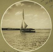 Рис. 2.5.6.73. Вітрильна яхта на Дніпрі у Києві. Фото 1916 р. Рис. 2.5.6.73. Вітрильна яхта на…