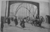 Рис. 2.5.7.50. Рух через Русанівський міст. Фото поч. ХХ ст. за (Бєломесяцев,… Рис. 2.5.7.50. Рух через Русанівський…