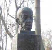 Могила Миколи Шарлеманя на Звіринецькому кладовищі, поперся скульптора… Могила Миколи Шарлеманя на…