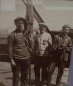 Рис. 2.7.6.23. Робітники-ударники судноверфі заводу «Ленінська кузня», 1929 р.… Рис. 2.7.6.23. Робітники-ударники…