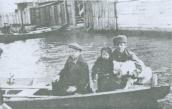 Рис. 2.7.9.1.2. Мешканці Труханового острова на човні під час повені. На… Рис. 2.7.9.1.2. Мешканці Труханового…