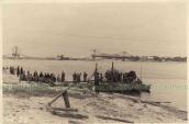 Рис. 2.8.2.1.7. Паромна переправа на Передмостову слобідку, вересень 1943 р.… Рис. 2.8.2.1.7. Паромна переправа на…