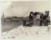 Рис. 2.8.2.1.9. Зенітна гармата на охороні наплавного мосту на Передмостову… Рис. 2.8.2.1.9. Зенітна гармата на…