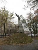 Рис. 2.8.2.2.5. Пам’ятник Дарницькому концтабору на розі Харківського шосе і… Рис. 2.8.2.2.5. Пам’ятник Дарницькому…