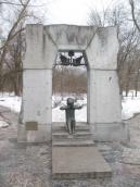 Рис. 2.8.3.43. Монумент спаленій Передмостовій Слобідці, Венеціанський острів,… Рис. 2.8.3.43. Монумент спаленій…