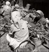 Рис. 2.8.11. Селянки з околиць Києва на ринку в місті, за (
… Рис. 2.8.11. Селянки з околиць Києва…