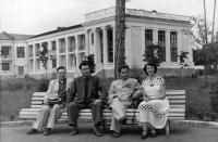 На фоні правого крила головного…